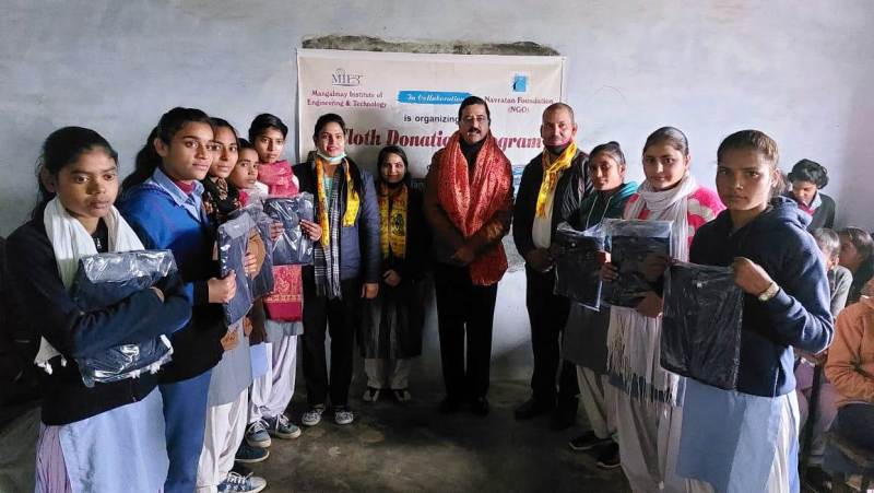 Mangalmay Sansthan came forward to help poor children, distributed sweaters to girls