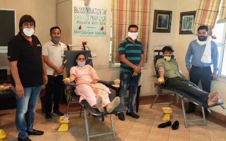 रोटरी क्लब, ग्रेनो ने आशियाना सोसायटी में लगाया रक्तदान शिविर, कोरोना मरीजों को मिलेगा जीवनदान