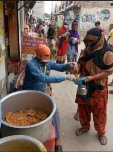 रामराज सेवा संस्थान व सिद्धपीट पंचमुखी हनुमान मंदिर गरीबों को करा रहे हैं भोजन