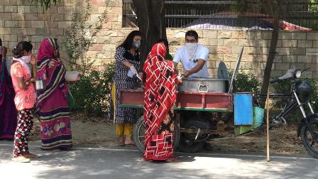 महिला आपदा राहत दल गरीब मजदूरों को करा रहे हैं भोजन
