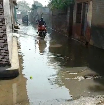 हल्की बारिस से गांव की गलियों में जलभराव व गंदगी से ग्रामीण परेशान