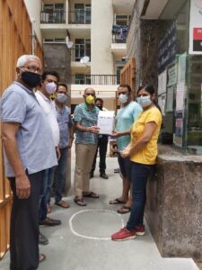 कोरोना की महामारी में साथी हाथ बढ़ाना ग्रुप की नयी पहल गौड सिटी मे बनाया पहला मास्क बैंक