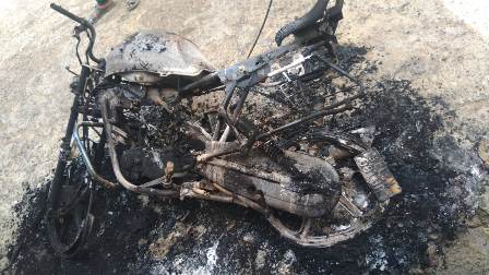 हाईटेंशन लाइन का तार टूटने से जली बाइक