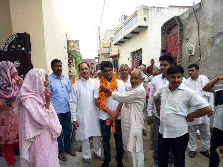 यूपीएससी परीक्षा पास करने पर शिवम का ग्रामीणों ने किया स्वागत: