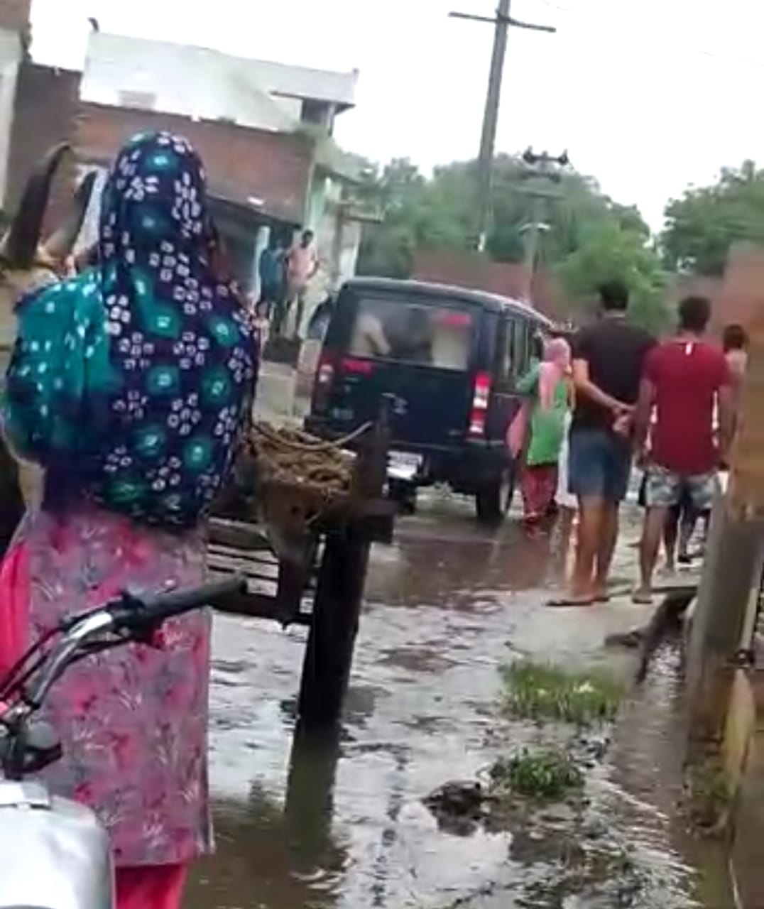 वांछित को पकड़ने के लिए दबिश देने गई पुलिस टीम से अभ्रदताए हिरासत में लेकर छोड़ा