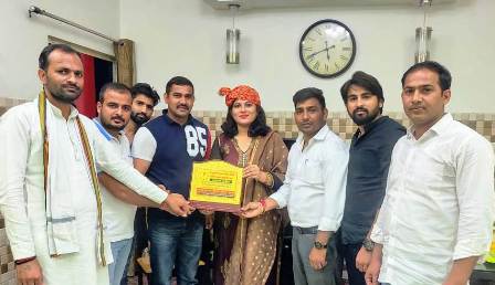 उ.प्र. राज्य अध्यापक पुरस्कार के लिए चयनित गीता भाटी को सुखबीर प्रधान शिक्षा समिति के सदस्यों ने किया सम्मानित