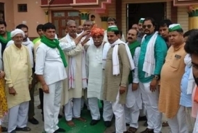 गांव बीरमपुर में राष्ट्रीय अध्यक्ष भानू प्रताप का स्वागत करते ग्रामीण