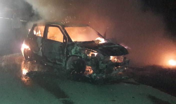 यमुना एक्सप्रेसवे पर कार में अचानक लगी आग बाल-बाल बचा परिवार