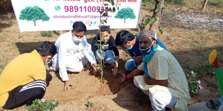 श्रीदशरथ ट्रस्ट सेवा भाव ने मंदिरों में फलदार पौधे लगाकर लोगों को जल व जीवन बचाने का दिया संदेश