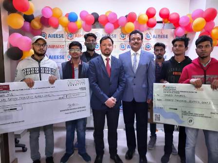 प्रतिभावान विद्यार्थियों को छात्रवृत्ति व लैपटॉप देकर बढ़ाया उत्साह