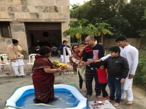 आस्था के पर्व पर कोरोना के कहर के बीच डूबते सूर्य को व्रतियों ने दिया अर्ध्य