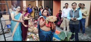 आस्था के पर्व पर कोरोना के कहर के बीच डूबते सूर्य को व्रतियों ने दिया अर्ध्य