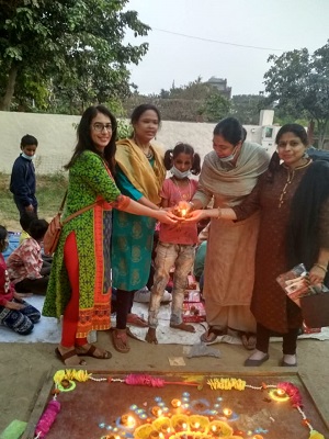 गरीब बच्चों के साथ महिला शक्ति सामाजिक समिति ने मनाया दीपावली पर्व