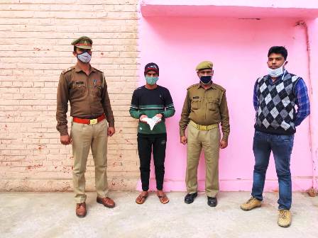 छात्र की हत्या में फरार चल रहे एक आरोपी को पुलिस ने तमंचा के साथ किया गिरफ्तार