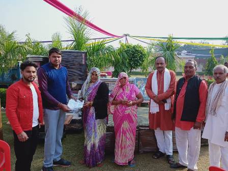 ग्रामीण विकास समिति के कार्यकर्ताओं ने निर्धन युवतियों की शादी में की आर्थिक मदद