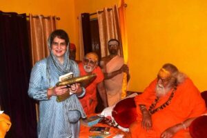प्रियंका गांधी वाड्रा ने प्रयागराज संगम में लगायी आस्था की डुबकी