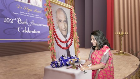Mrs Sushma Paul Berlia, President, Apeejay Stya Group and Svran Group, offers a Vinamra Shraddhanjali to her father, Dr Stya Paul.