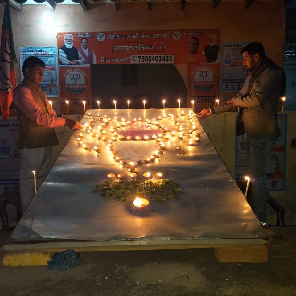 काशी विश्वनाथ कोरिडोर के लोकार्पण की खुशी में जलाए दीप