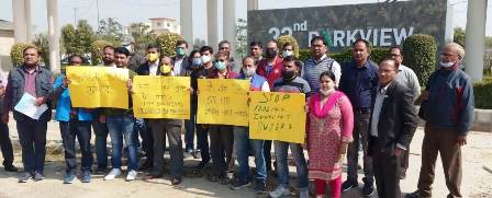 गौरसिटी: प्लाट खरीदारों ने सुविधाओं की मांग को लेकर किया प्रदर्शन