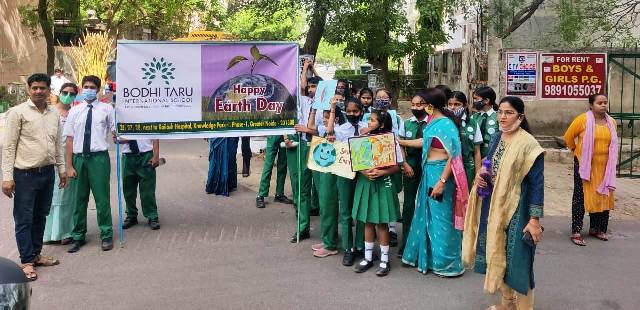 Children of Bodhitru International School took out a rally and gave a message to the citizens to save the earth