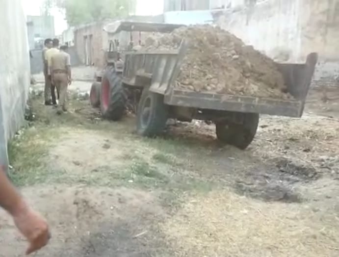 सार्वजनिक भूमि कब्जाने का आरोप, अधिकारियों की फटकार पर हिरासत में लिए मिट्टी लदे ट्रैक्टर-ट्राली