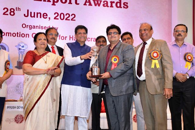 Textiles Minister Piyush Goyal presented the award to Amit Malhotra and Varun Malhotra of Asian Handicrafts