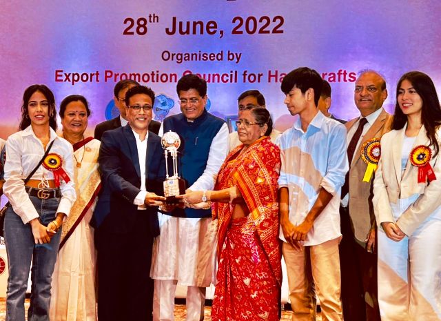 Textiles Minister Piyush Goyal presented the award to Rajesh Jain of Xmart