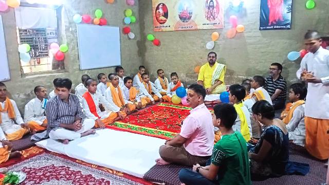 In the Gurukul, the Batuks performed Guru Puja and blessed them with learning.