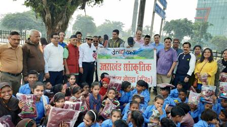 Uttarakhand Cultural Committee distributed sweaters to needy children by Vikas Vishrant Charitable Trust