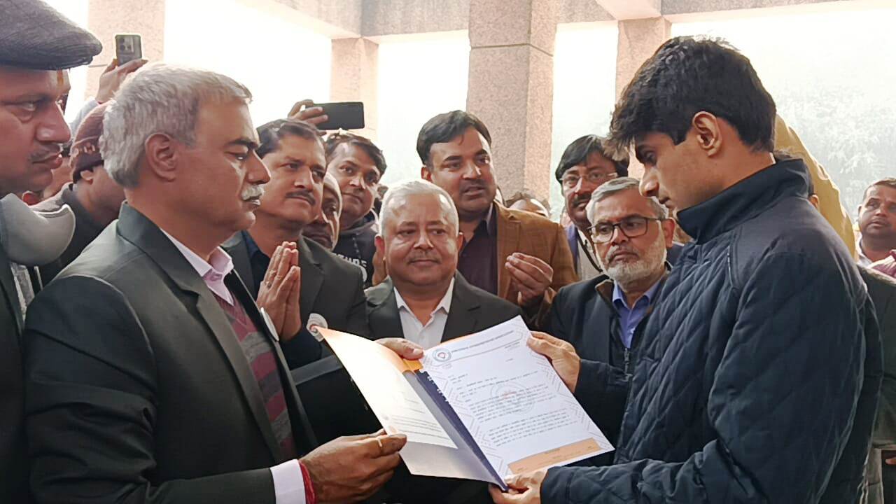 Entrepreneurs demonstrated under the banner of IEA regarding various demands, submitted a memorandum to the District Magistrate in the name of the Chief Minister