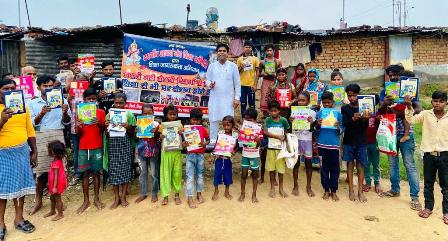 Daryanv Adarsh ​​Vans Shiksha Samiti distributed free educational material to slum families