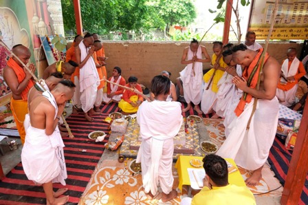 On the occasion of Gurupurnima, sacred thread ceremony of Batukas took place in Gurukul, Guru was worshiped and blessed.