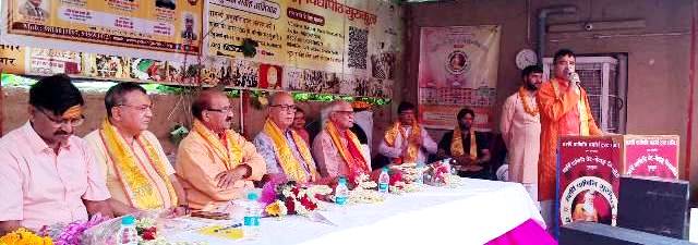 On the occasion of Gurupurnima, sacred thread ceremony of Batukas took place in Gurukul, Guru was worshiped and blessed.