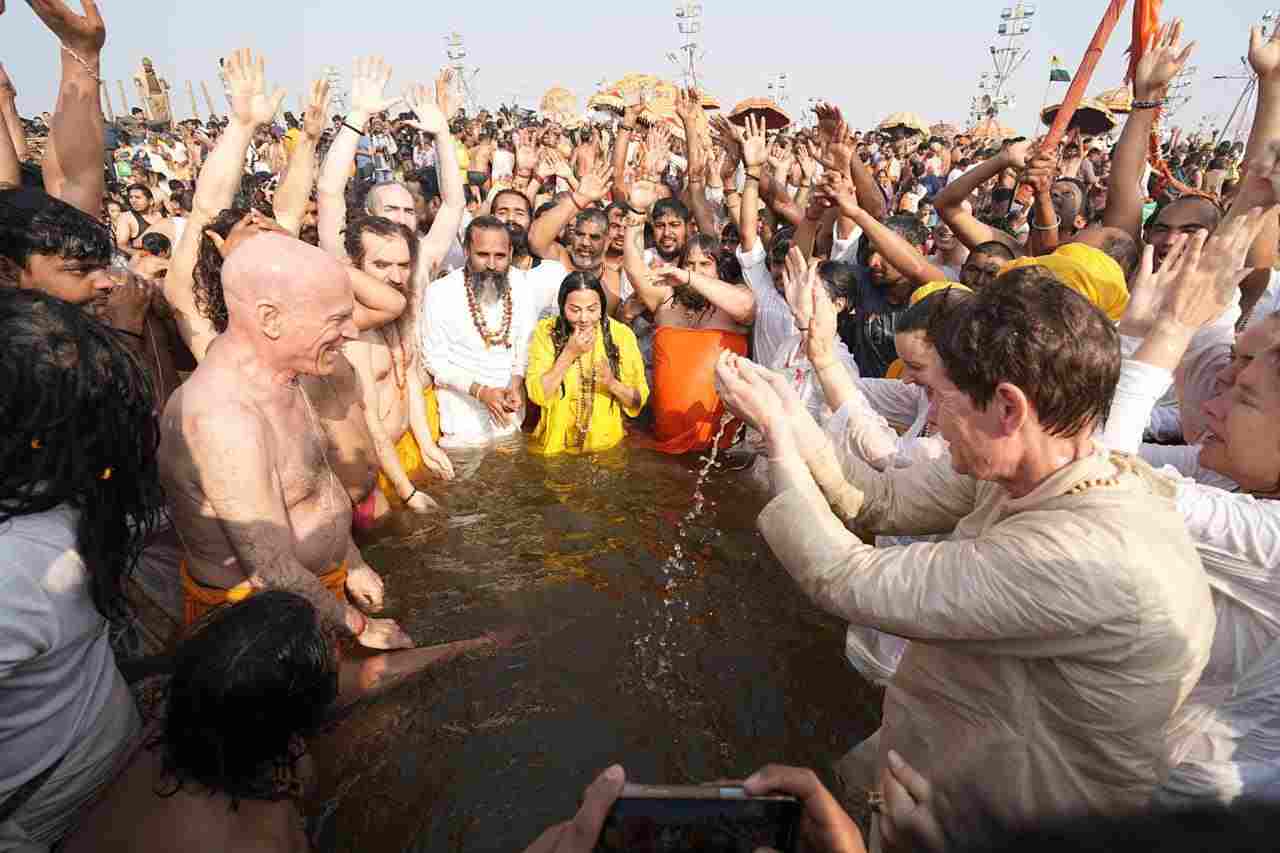 Jagadguru Sai Maa Lakshmi Devi took nectar bath with her foreign devotees