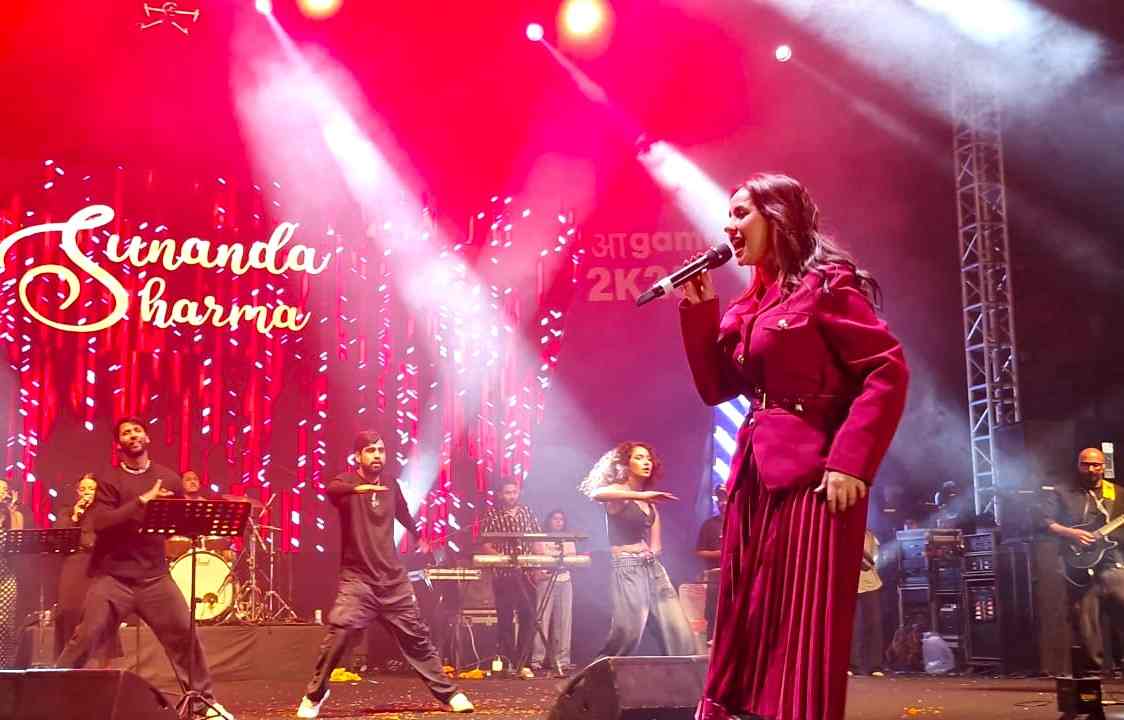 At the freshers party of GN Group of Institutes, students danced to the music of famous singer and actress Sunanda Sharma.