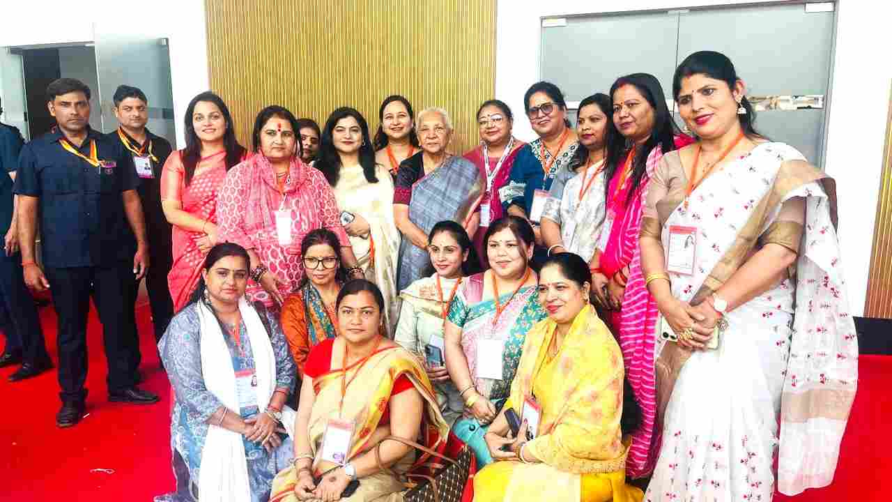 Women workers warmly welcomed and congratulated the state Governor Anandiben Patel