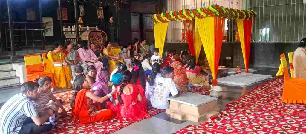 Sai Akshardham Temple organised a mass marriage ceremony, where the bride and groom were blessed by the people of the city.