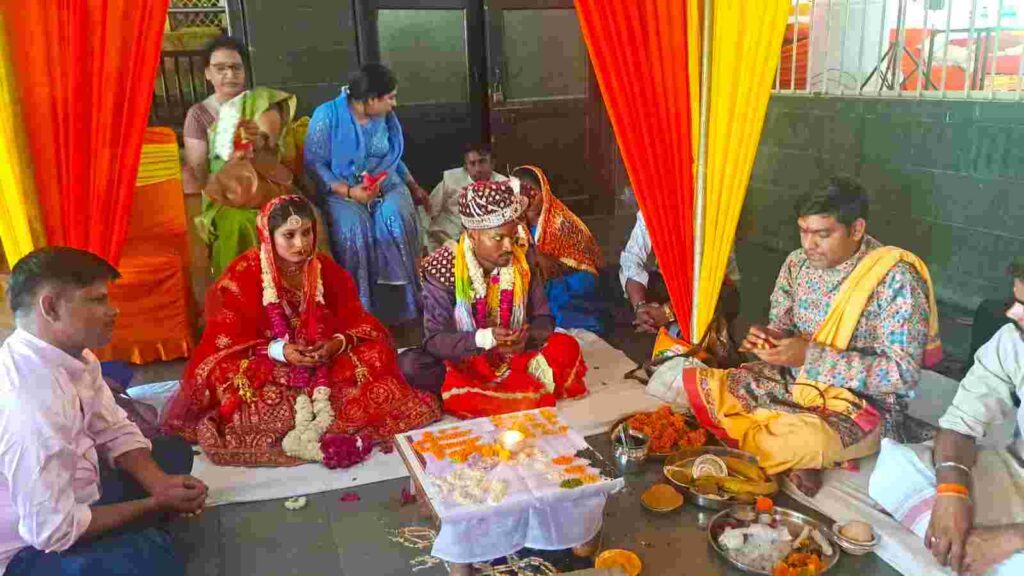 Sai Akshardham Temple organised a mass marriage ceremony, where the bride and groom were blessed by the people of the city.