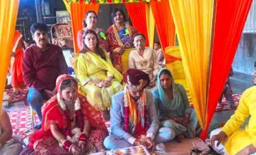 Sai Akshardham Temple organised a mass marriage ceremony, where the bride and groom were blessed by the people of the city.