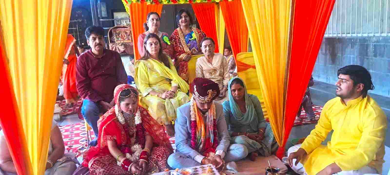 Sai Akshardham Temple organised a mass marriage ceremony, where the bride and groom were blessed by the people of the city.