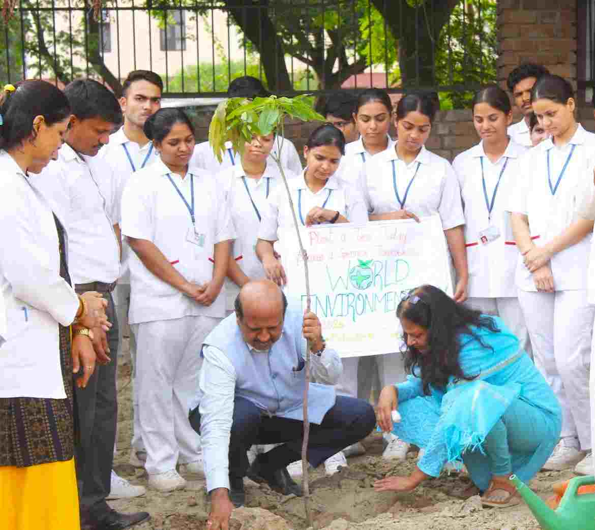 On World Environment Day, Kailash Institute planted trees and gave the message of saving the environment.