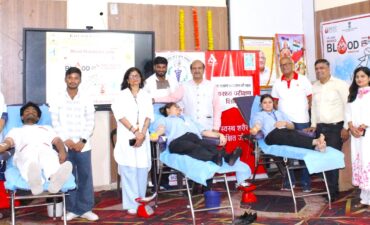In collaboration with the S.K. Goyal Memorial Foundation, a blood donation day was organized on World Blood Donor Day, and people showed enthusiasm.