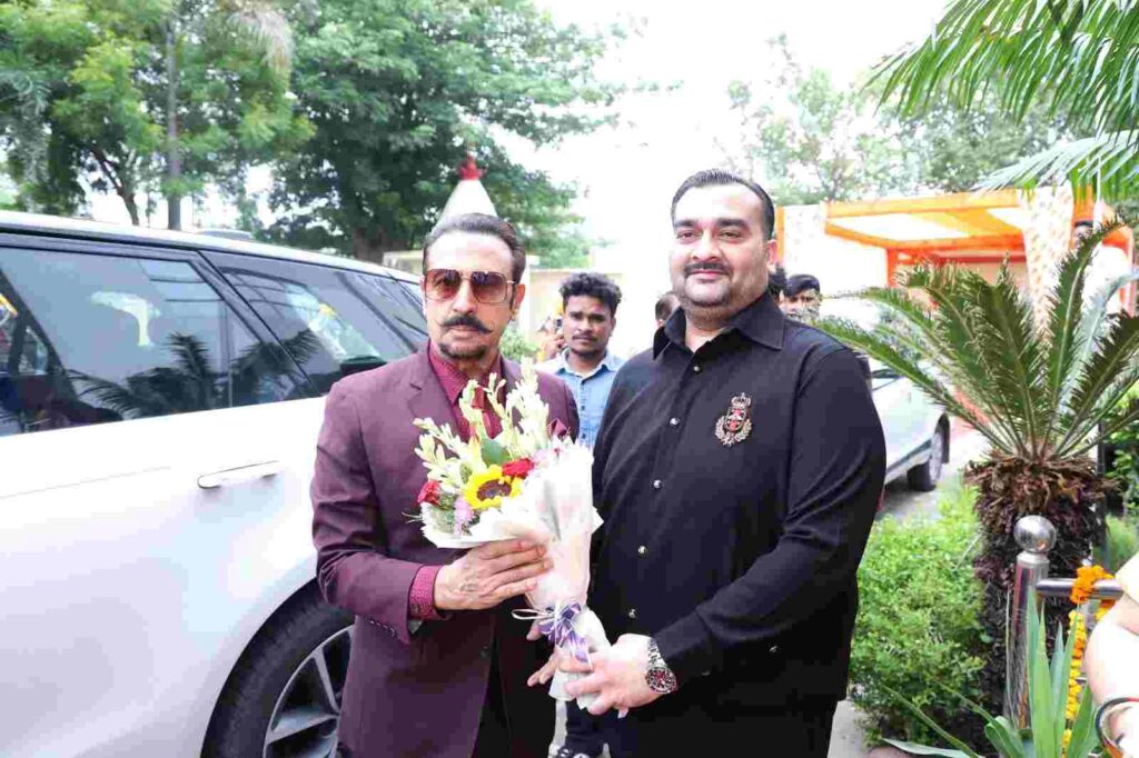 Film actor Gulshan Grover encouraged the students at the convocation ceremony of I Business Institute.