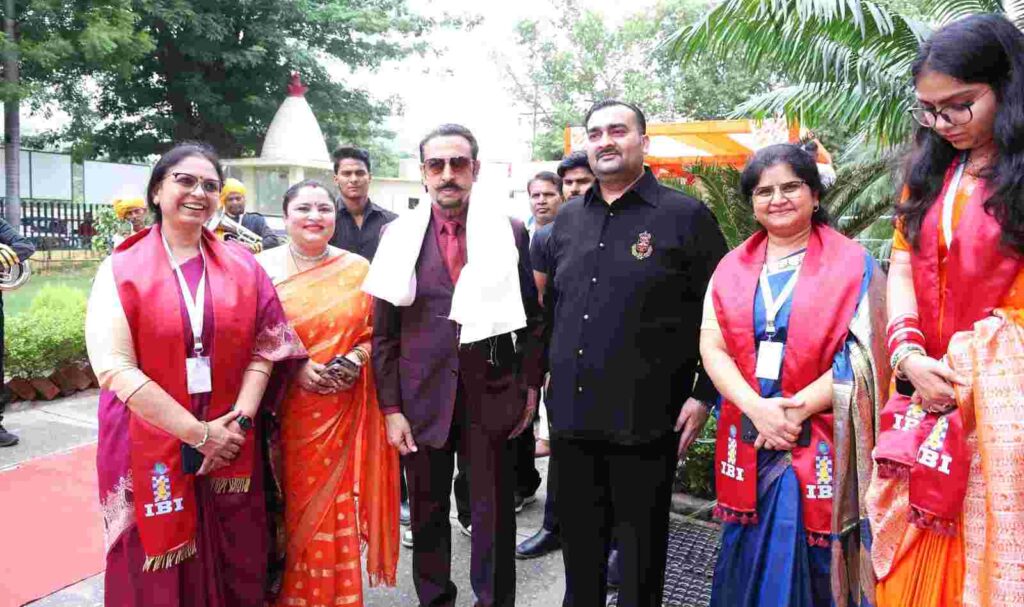 Film actor Gulshan Grover encouraged the students at the convocation ceremony of I Business Institute.