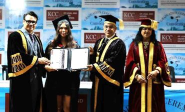 Degrees were awarded to students at the 5th Convocation of KCC Institute, Navneet Sikera encouraged the students.