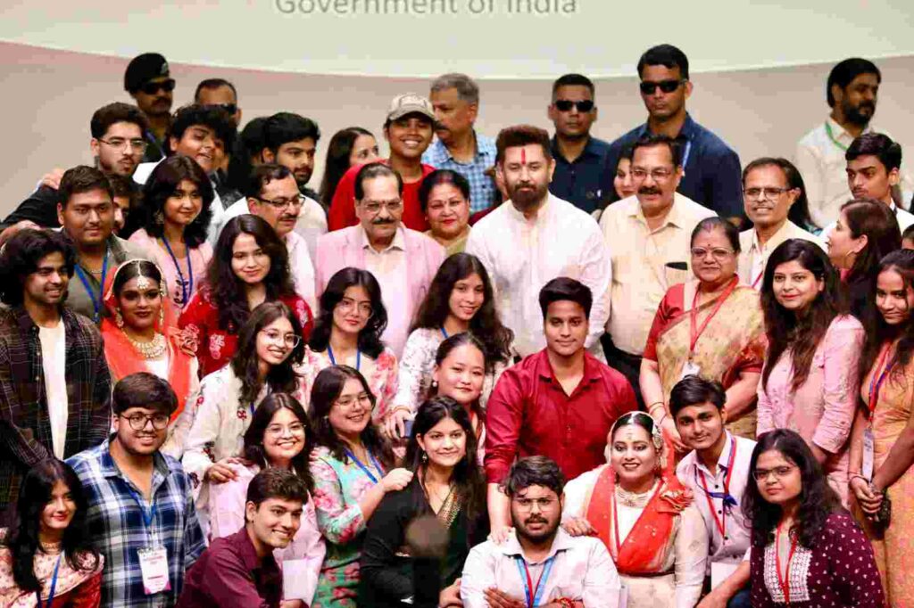 Union Minister Chirag Paswan encouraged the youth at 'Diksharambh 2026' Sharda University