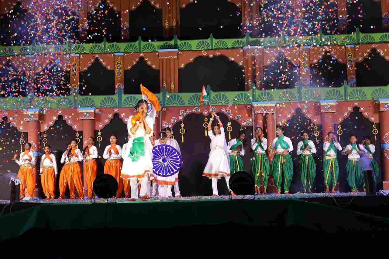 Vijay Mahotsav 2026 got off to a grand start with a devotional and patriotic music dance competition at Greater Noida Site 4.